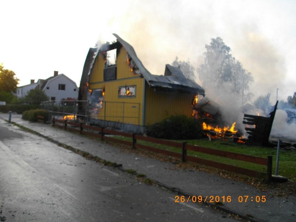 2016-09-26 Brand klubblokal Lyrestad Kl. 04:14 inkommer larm om brand i byggnad Lyrestad.