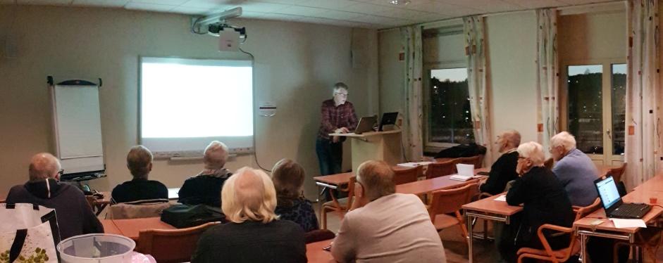 Julklapp till SHF:s prenumeranter Ett nytt nummer av Sveriges Släktforskarförbunds tidning 'Släkthistoriskt Forum' har nyligen kommit ut - tillsammans med en julklapp 'Släktforskarens almanacka 2019'.