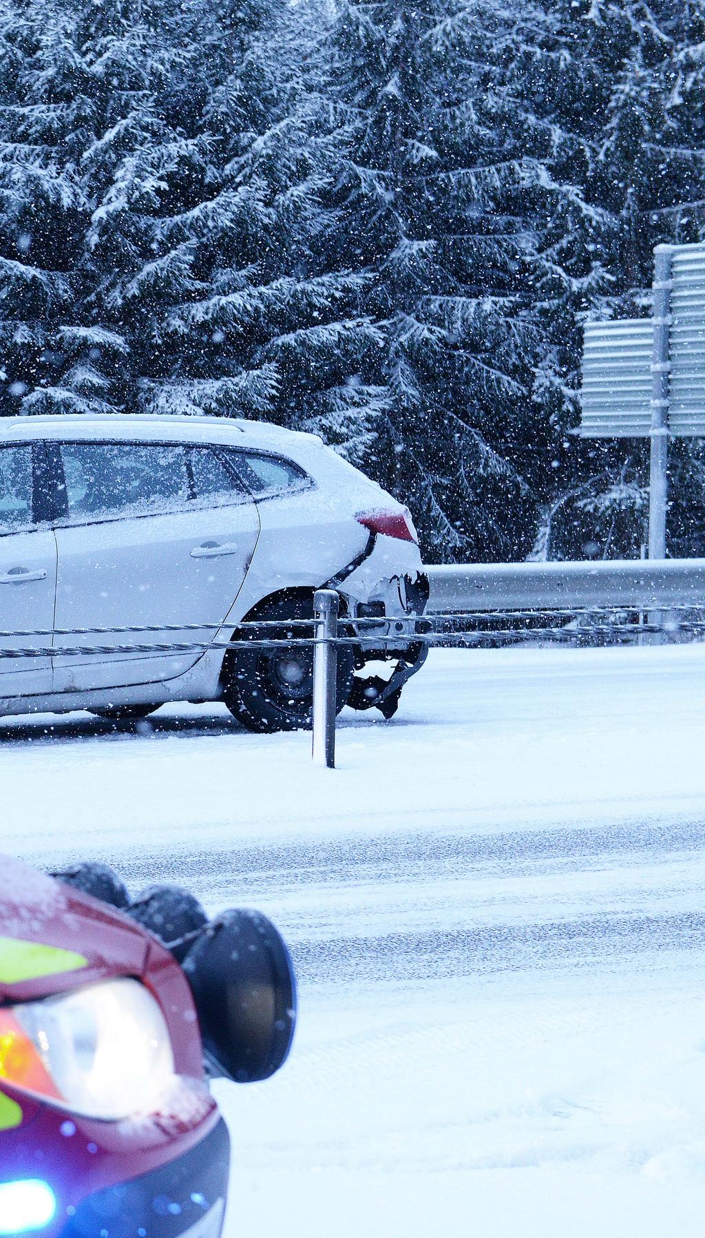 INNEHÅLL sida Värends räddningstjänst i korthet 1 Ordföranden har ordet 2 Händelser under året 3 Vi ska genomföra våra uppdrag snabbt och effektivt med rätt kompetens 5 Smålandssotaren AB 6 Vi ska