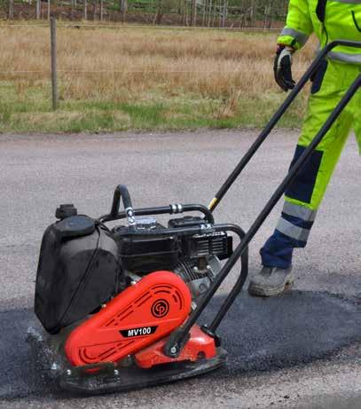 Tuffa tillämpningar De lättaste maskinerna är perfekta i storlek och flexibilitet för många olika situationer. Liksom de tyngre modellerna kombinerar de hög kompaktering med hög hastighet.