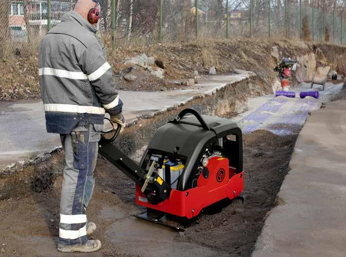 Fram- och bakåtgående vibroplattor För hastighet och hållbarhet Vad sägs om att maximera både kompakteringskvaliteten och hastigheten? Det går att göra med Chicago Pneumatics reversibla vibroplattor.