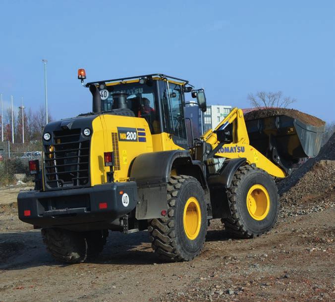 Kraftfull och miljövänlig Mycket effektiv hydrostatisk transmission Den elektroniskt styrda varierbara pumpen och 2-motorsystemet möjliggör mycket effektiv och kraftfull drift.