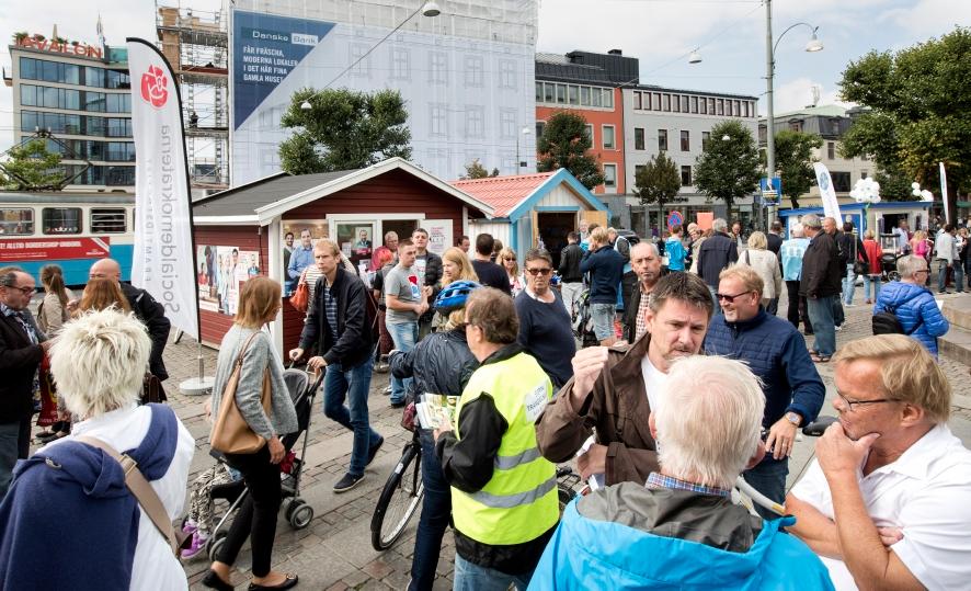 politik, som kurskamrater sedan kommenterar i grupper. Sedan bygger de vidare på sina PM i en hemtenta, som också granskas i grupp.