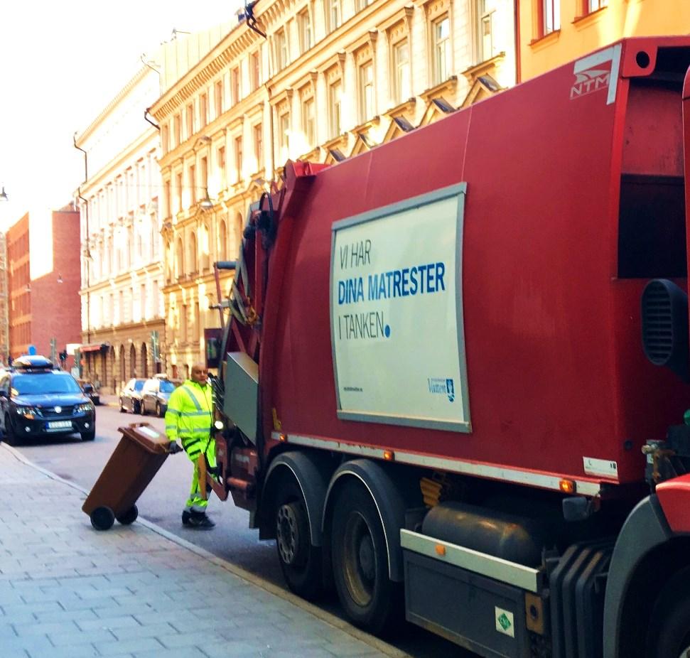 Den mat som inte kan räddas och måste slängas kan bli biogas. Utsorterat matavfall hämtas av ett flertal entreprenörer. Oförpackat matavfall från butiker som är blandat med hushållsavfall (t.ex.