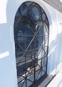 De runda tornfönstrens solbänkar i galvad plåt bättringsmålades också med samma svarta färg. De stora fönstren på långhuset har solbänkar i gjutgods och på dem hade en del av färgen flagat.