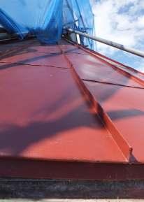 Därefter täckmålades taket med Pentur solo rödbrun med beteckningen LG 418 och NCS-kod 5040-Y90R. Enligt produktbeskrivningen är det en Alkaliresistent lösningsmedelsburen täckfärg.