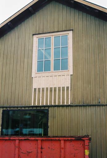 Den norra fasaden med nytillverkat fönster och glasyta som senare täcktes med träribbor