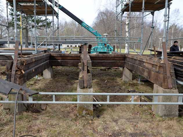 3 Rötskadat virke i syllstock och skadad betongplint (Slm