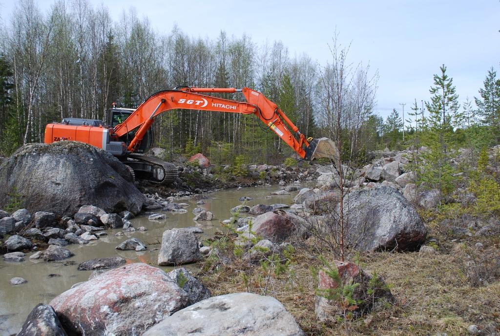 bra genomströmning blev det inte men vi konstaterade att fallhöjden skulle räcka till å att det fanns genomströmning i fåran.