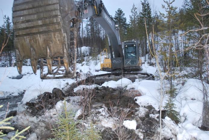 torrläggs under någon årstid på året. Arbetet med torrfåran kan man nog kalla ett pilotprojekt då vi inte sett liknande projekt i alla fall inte i Ångermanälven.