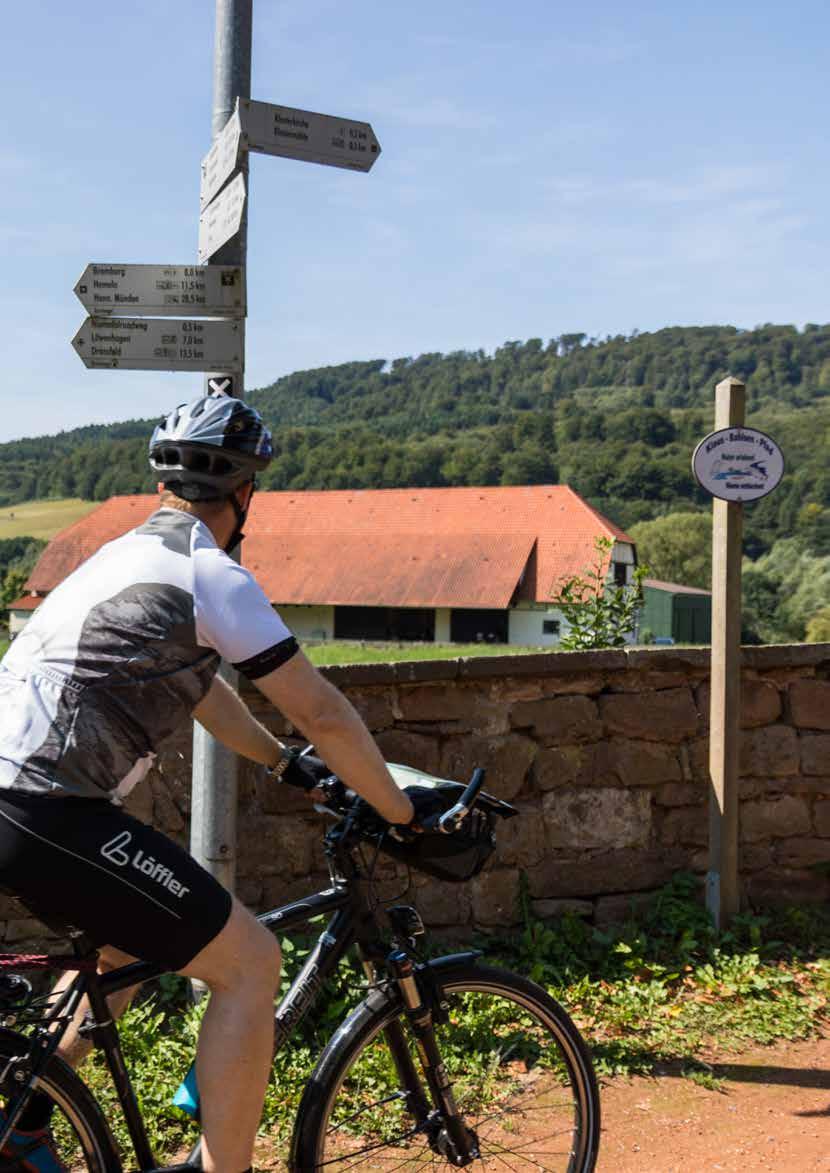 STAD. LAND. FLODER. Hann. Münden är en knutpunkt för cykelvägar och har direkt anslutning till de tre stora flodcykelvägarna längs Fulda, Werra och Weser.