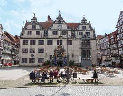 Det historiska rådhuset i Weserrenässansstil med talrika ornament och en imponerande portal är ett lika populärt som sevärt motiv.