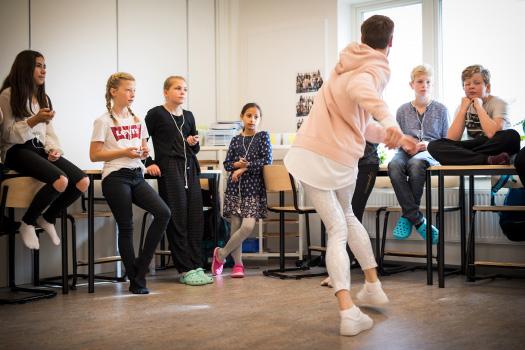 övningar DANSSTOPP Alternativ 1 När musiken är igång så ska ni fokusera på olika rörelsekvalitéer, t.