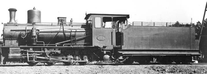 Lok nummer 22 tillverkat av Orenstein & Koppel 1917. Nedan till vänster: Lok nummer 24 tillverkat av Motala Verkstad 1918. Loken 23-25 blev den sista leveransen av nytillverkade lok till NKlJ.