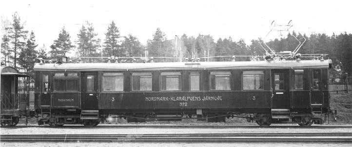 NKlJ elmotorvagn 2, ombyggd från bensinelektrisk motorvagn år 1921. Foto från 1930. Foto: Nybergska samlingen, Sveriges Järnvägsmuseum. rälsbussar av samma typ.