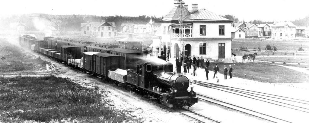Hans Karlsson-Nyhlén Nordmark - Klarälvens Järnvägar, NKlJ Del 4 Forshaga station omkring 1910. Möte mellan persontåg och blandat tåg. Loket på bilden är troligen KMJ 16, tillverkat av NOHAB 1903.
