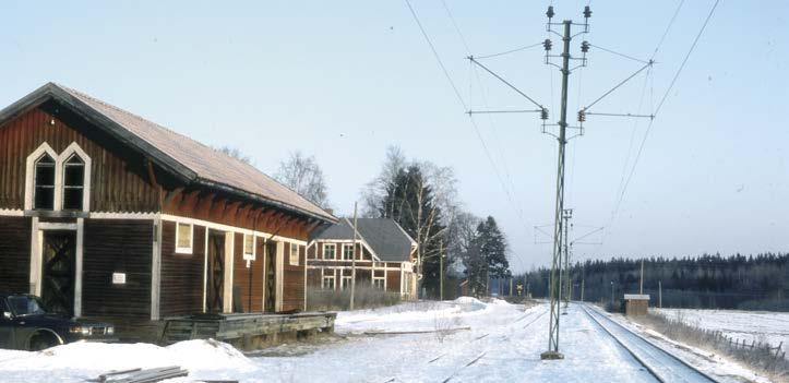 Deje (Km 120,5) öppnad 1876-08-01 signatur Dj (BJ) station. BJ korsade här linjen men hade egen station. Från 1947 med gemensam skötsel.