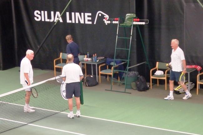 Svenskarna ytterst på fotot och finländarna i mitten. Arne: Mycket duktiga finnar skåpade ut oss med 6-1, 6-2.