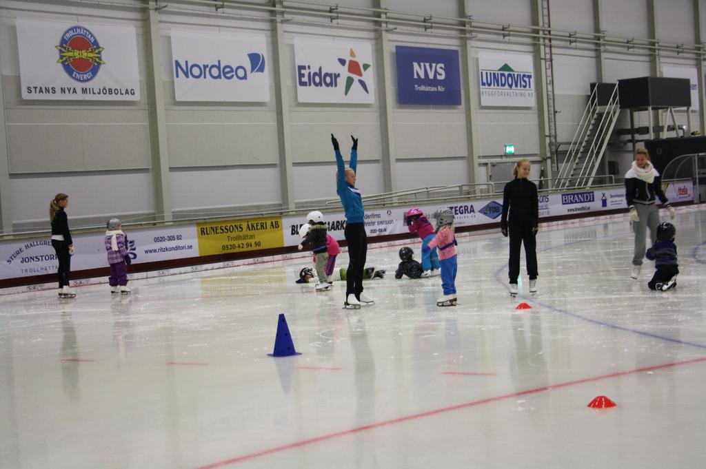 Idrotts-skolan Klubben har tillsammans med övriga issporter i Trollhättan under ledning av Patricia Daod, IFK Trollhättan, deltagit i projektet Idrotts-skolan där ungdomar från en av stadens skolor