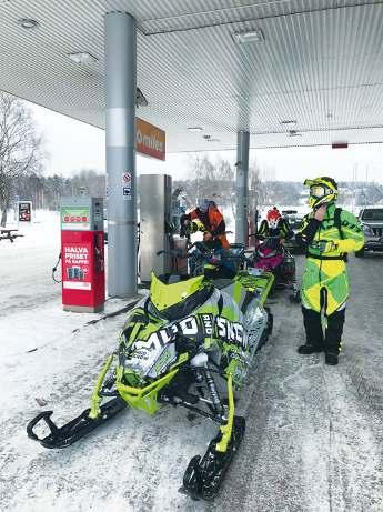 Förarna diskuterar hur de ska ta sig till platsen där fotografen tycker att de ska åka... Vi kollade även hur mycket soppa som skotrarna ville ha, där vissa överraskade mer än andra.