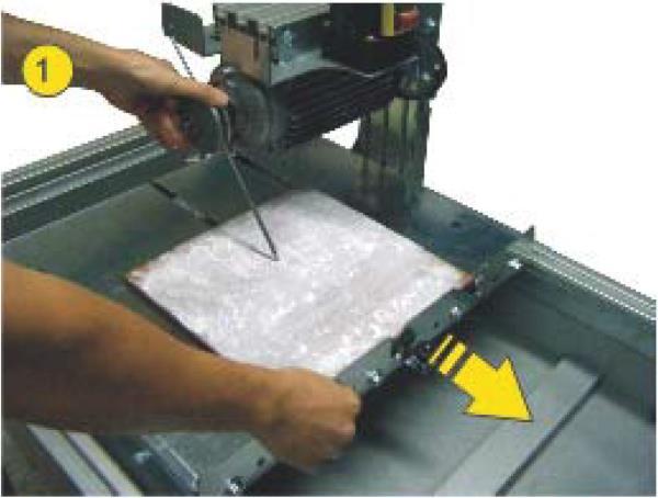 SIMA Handy 350 stensåg 11 10 Underhåll Maskinen kräver endast följande enkla underhåll: Rengör maskinen försiktigt och avlägsna all smuts, håll särskilt skenorna som rullbordet löper på rena.