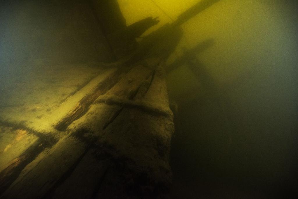 Figur 5. På bilden kan man se rodrets konstruktion med tre stycken timmer sammanfogade med järnbeslag, som sedan sitter fast i rormaljorna i akterstäven. Foto: Jim Hansson, Statens maritima museer.