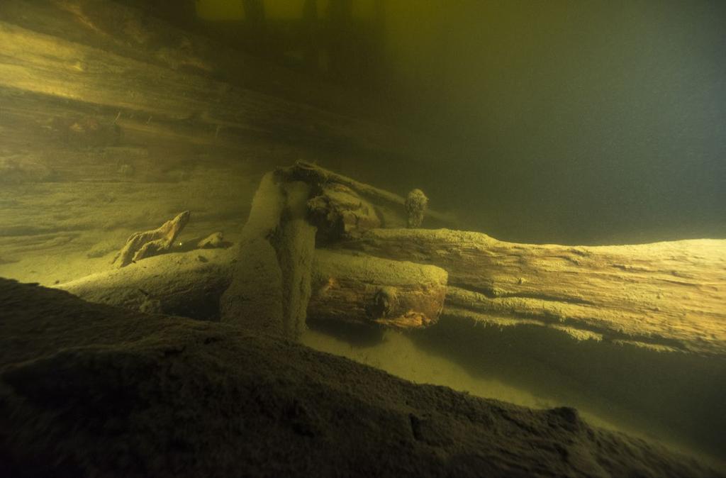 Figur 8. Däcksbalken sitter fortfarande i sitt läge strax ovan sedimenten i skeppet.