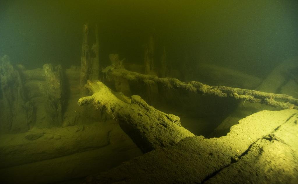 Figur 12. Kättingen löper tvärs över fartygslämningen mot fören. Foto: Jim Hansson, Statens maritima museer. rad och speglar därför den äldre metoden att konstruera pumpar.