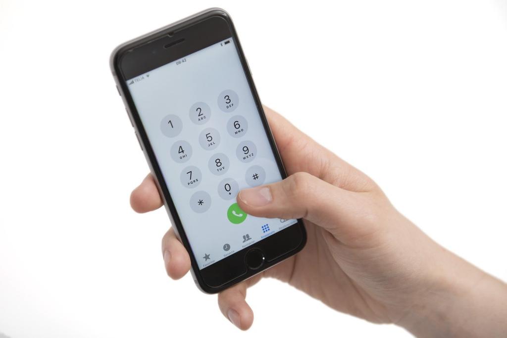 Varning för falska telefonsamtal Många förlorar pengar genom att de blir lurade att lämna ut kortuppgifter och koder m.m. via telefonsamtal.