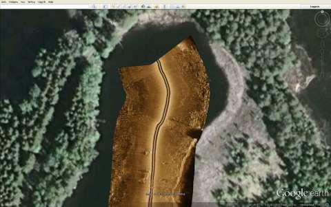 Om man noga granskar Google Earth-bilden nordväst och väst om det sonarkarterade området kan man svagt urskilja