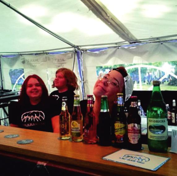 //Henrik Drogfritt party Aktivitet Här står vi på en festival i Skövde och säljer alkoholfri öl, cider och drinkar.