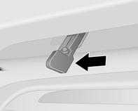 Bilvård 131 Flytta säkerhetsspärren (placerad strax till höger om spärren) åt sidan till vänster och öppna motorhuven. Motorhuven hålls öppen automatiskt.
