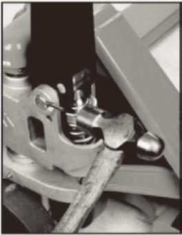 DK 10. Tryk på aflastningsventilen for at løfte U-bøjlen i pumpehuset og føre enden af kæden igennem.