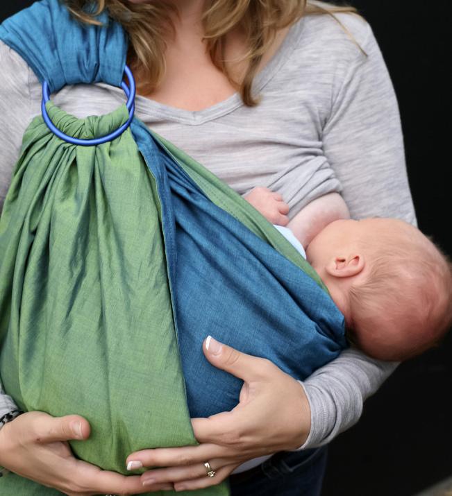 Barnet ammar lugnt på bröstet, suger med långa djupa sugtag och det hörs att barnet sväljer. Bröstet känns påfyllt innan och mjukare efter amningen.