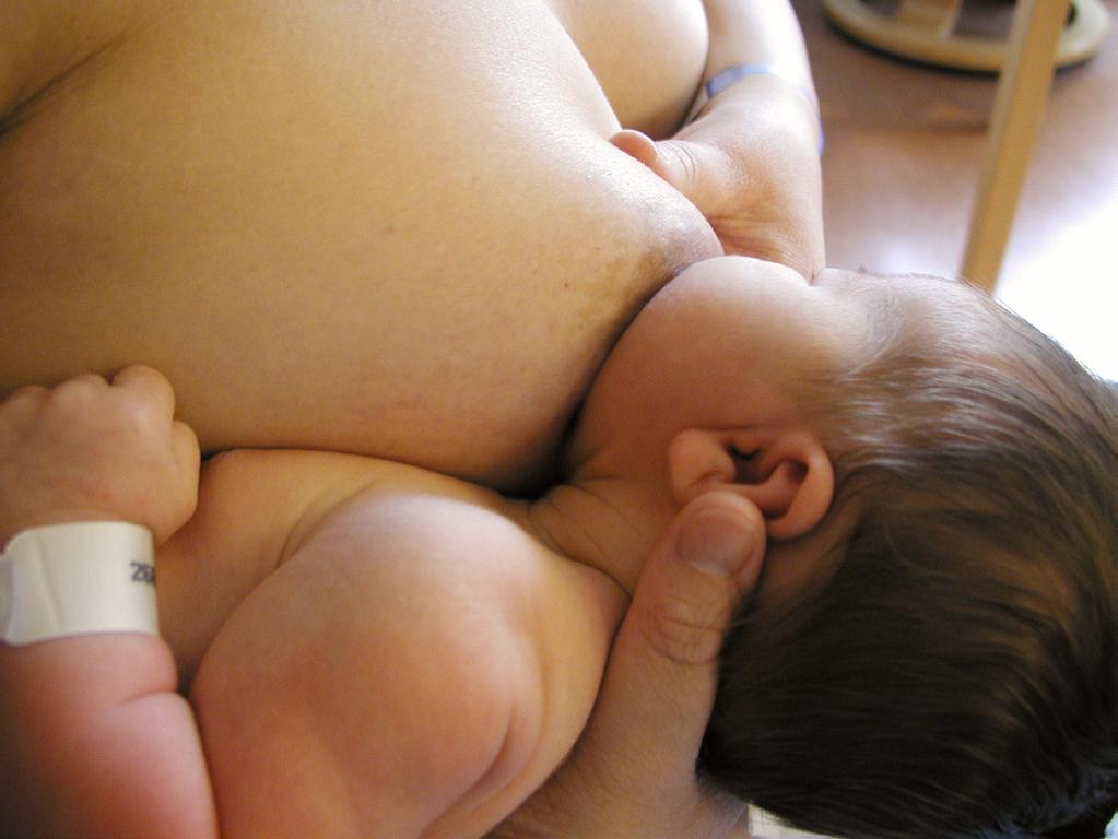 Tryck barnets stjärt mot din kropp och släpp sedan efter lite på huvudet, då går näsan fri. Sänk axlarna och låt överarmarna sjunka ner mot stolen eller sängen. Försök att slappna av i kroppen.