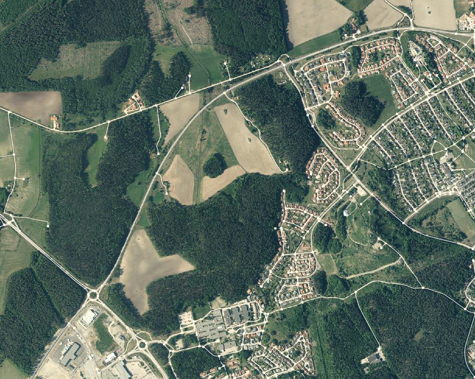 De kuperade områdena angränsar till den befintliga bebyggelsen i stadsdelarna Brottberga och Hagaberg.