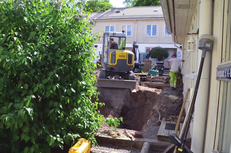 Gårdshusets norra långsida fotograferad före schaktning mot