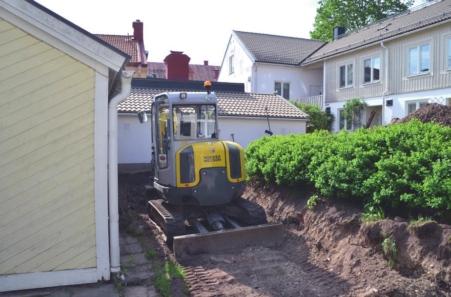 Schaktning för dränering väster om gårdshus och valv.