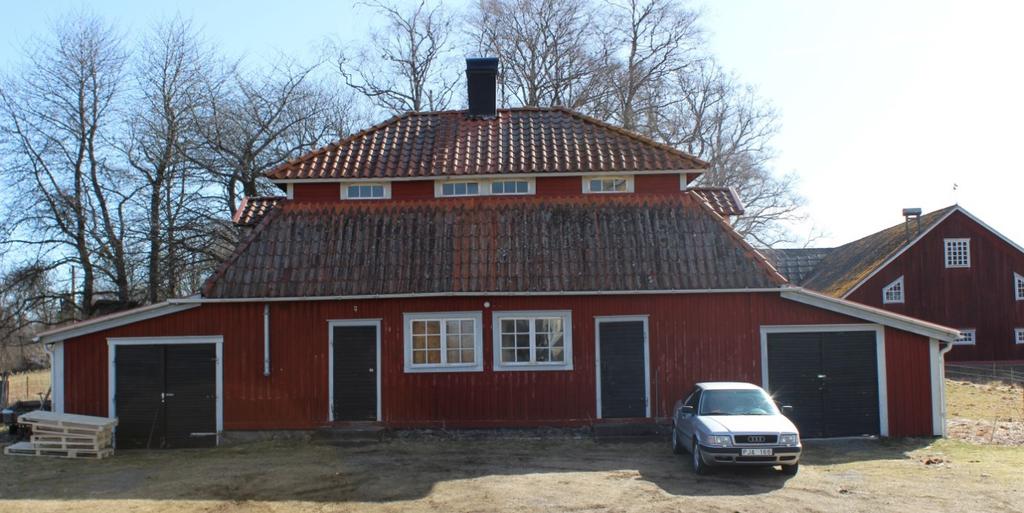 Vallsjö gård uppfördes kring sekelskiftet 1700/1800 och består av en huvudbyggnad flankerad av två flygelbyggnader intill riksväg 127.