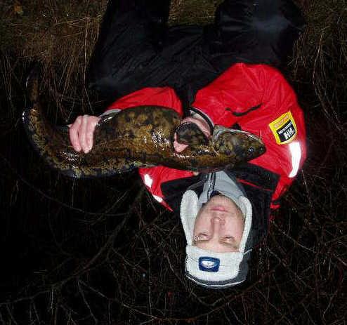 SMÅLÄNDSKA SECIMENTÄVLINGEN Februarirapporten Lake 4500 gr fångad av Henrik Andersson vid Västervik 2005-01-20 Klockan är 16:30 det är mörkt, snöblandat regn faller ner vi har kastat ut våra beten nu