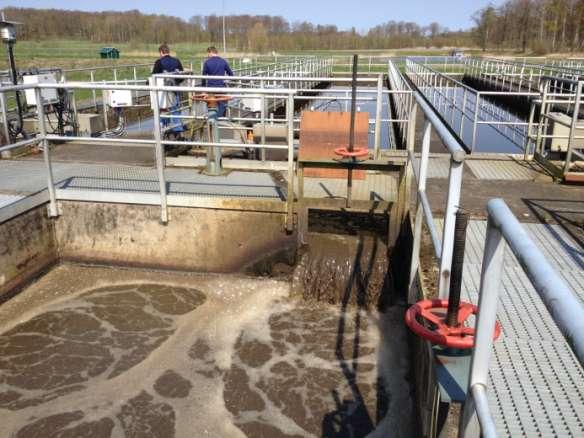 Biologisk rening Vattnet kommer till djupa luftningsbassänger. Luft tillförs här genom gummidysor på bassängens botten. Luftningen sker intermittent för att skapa aerob respektive anaerob miljö.