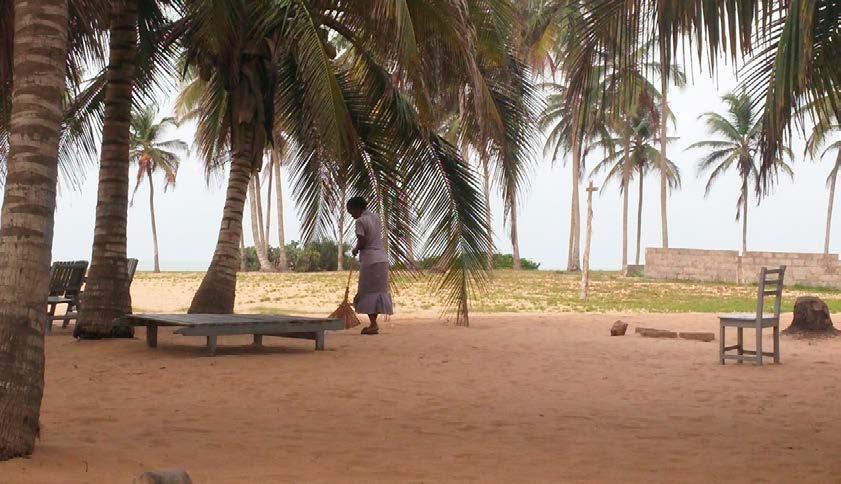 REPORTAGE I SOPORNAS SPÅR I BENIN 11 Strandhotellen avlönar sopare för att samla rosk i högar för att brännas I sopornas fotspår i BENIN Jag fick en möjlighet att resa till Benin i Väst-Afrika för
