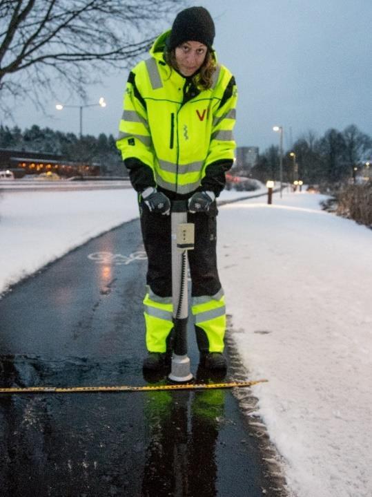 Figur 3. Mätning av restsalt på gång- och cykelväg med SOBO20 (till vänster) respektive med WDS på en testväg (till höger).