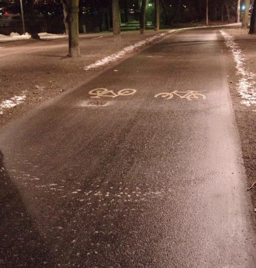 Figur 61. Synligt salt på en cykelbana i Stockholm, strax efter spridning tvärs över hela bredden (till vänster) och endast mellan brunnarna (till höger), vid ett senare tillfälle. Figur 62.