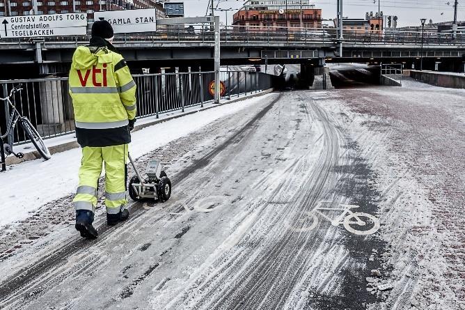 Skillnaderna i textur påverkar fuktigheten på de olika ytorna tvärs gång-/cykelbanan, vilket i sin tur kan påverka den mätbara restsaltmängden (Figur 64).