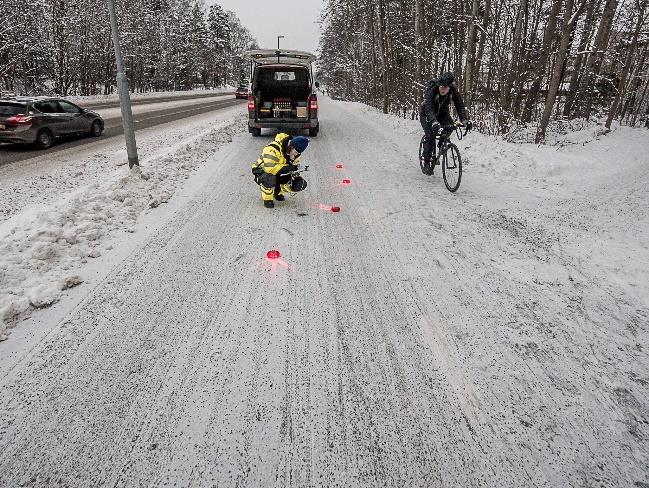Exempel på en sopsaltad cykelväg under våren (till vänster) i jämförelse med en cykelväg som plogats och sandats och där gruset från vintersandningen ligger kvar (till höger).