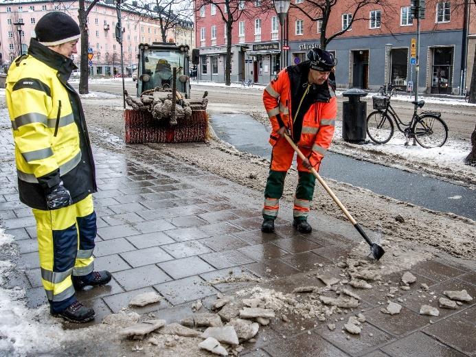 en trottoar i Stockholm (till vänster)