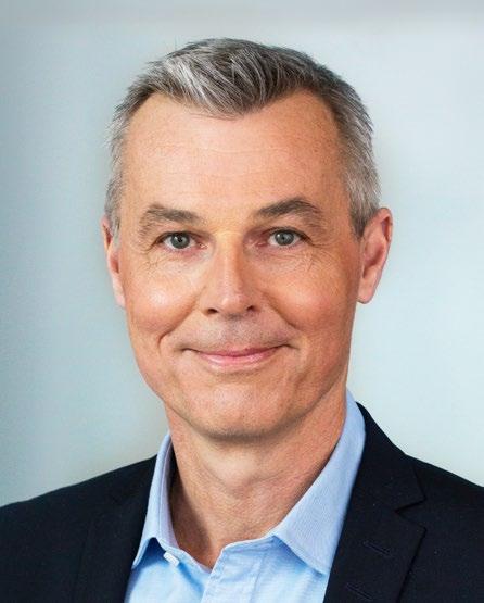 Huvudsaklig utbildning: Internationella samhällsstudier och statsvetenskap vid Linnéuniversitetet och Uppsala Universitet.