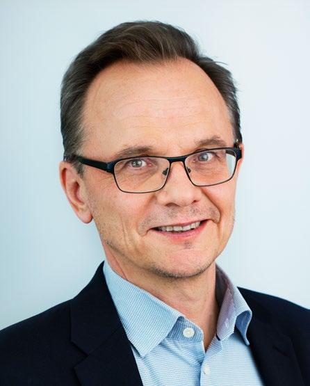 Huvudsaklig utbildning: Socionomexamen, förvaltningslinjen. Övriga uppdrag: Ordförande Statens Servicecenter.