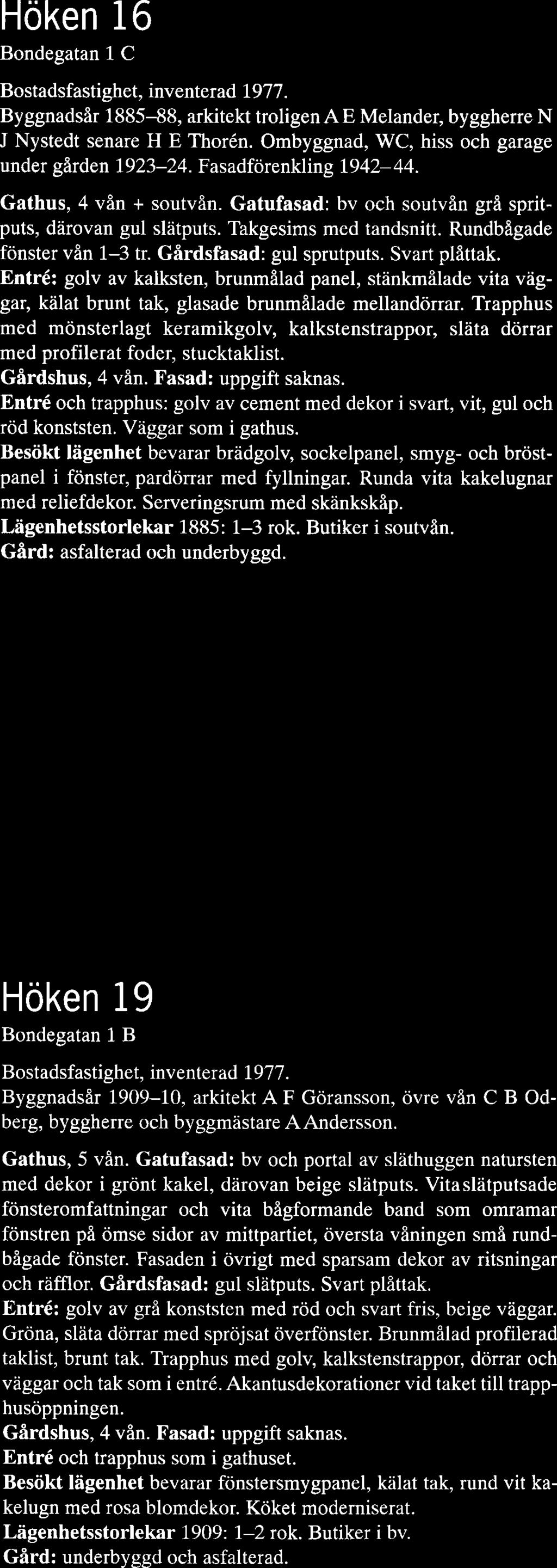 Entré: golv av kalksten, brunmålad panel, stankrnålade vita väggar, kälat brunt tak, glasade brunmålade mellandörrar.